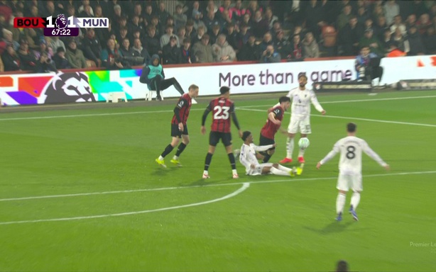 曼联比赛中最具争议的一幕：裁判“遗忘”判罚点球与迅速扳平的进球