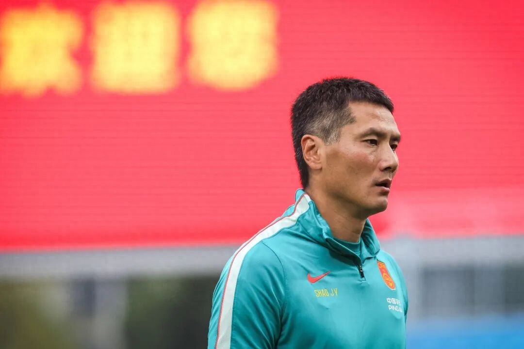 国足在重庆低调做备战准备，年轻球员的崛起与双重挑战并存