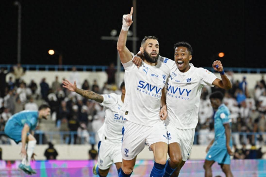 C罗罢赛的责任归咎于本泽马,新月首秀便上演帽子戏法,助力球队3分领跑沙特超级联赛,并创造了两项重大纪录