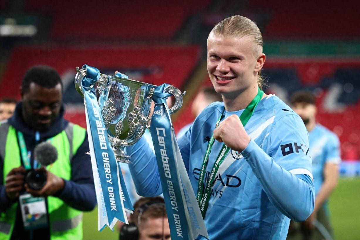 英格兰足球超级联赛球员月薪排行榜：哈兰德以263万欧元位居榜首，萨拉赫位列第二，卡塞米罗排名第三，布鲁诺·费尔南德斯排在第四位。