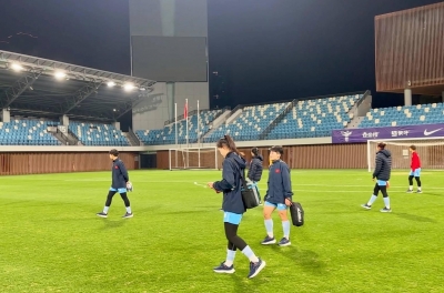 越南女足在与中国女足比赛前完成了必要的准备工作