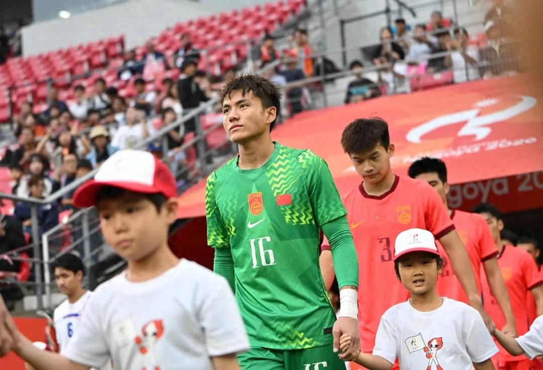 来自河南的李昊与来自新疆的布尼亚明，在广州启航足球梦想