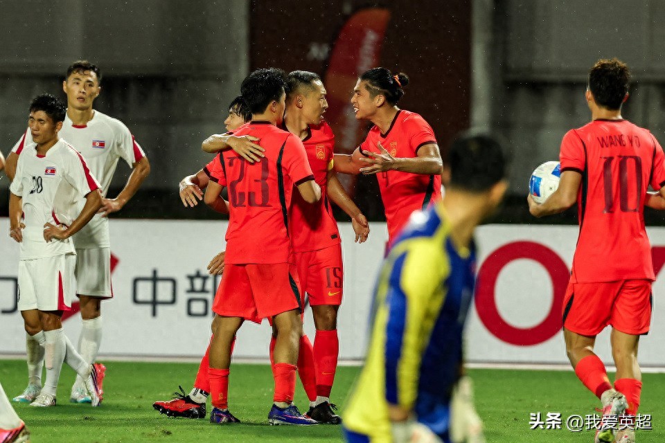 中国男子足球队以2比1反败为胜朝鲜队！实现亚运会连续三届首战告捷，吴曦与张玉宁相互助攻得分。