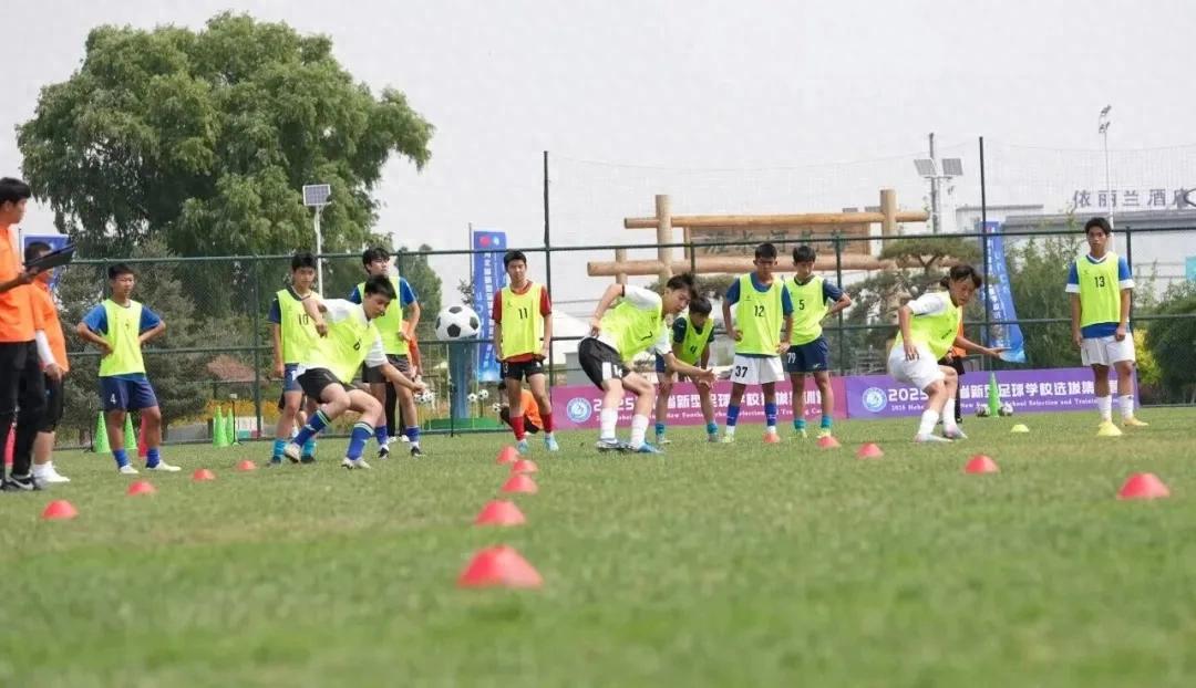 关于新型足球学校的深入探讨！它们凭借何种优势“吸引家长将子女送入此类学校”？