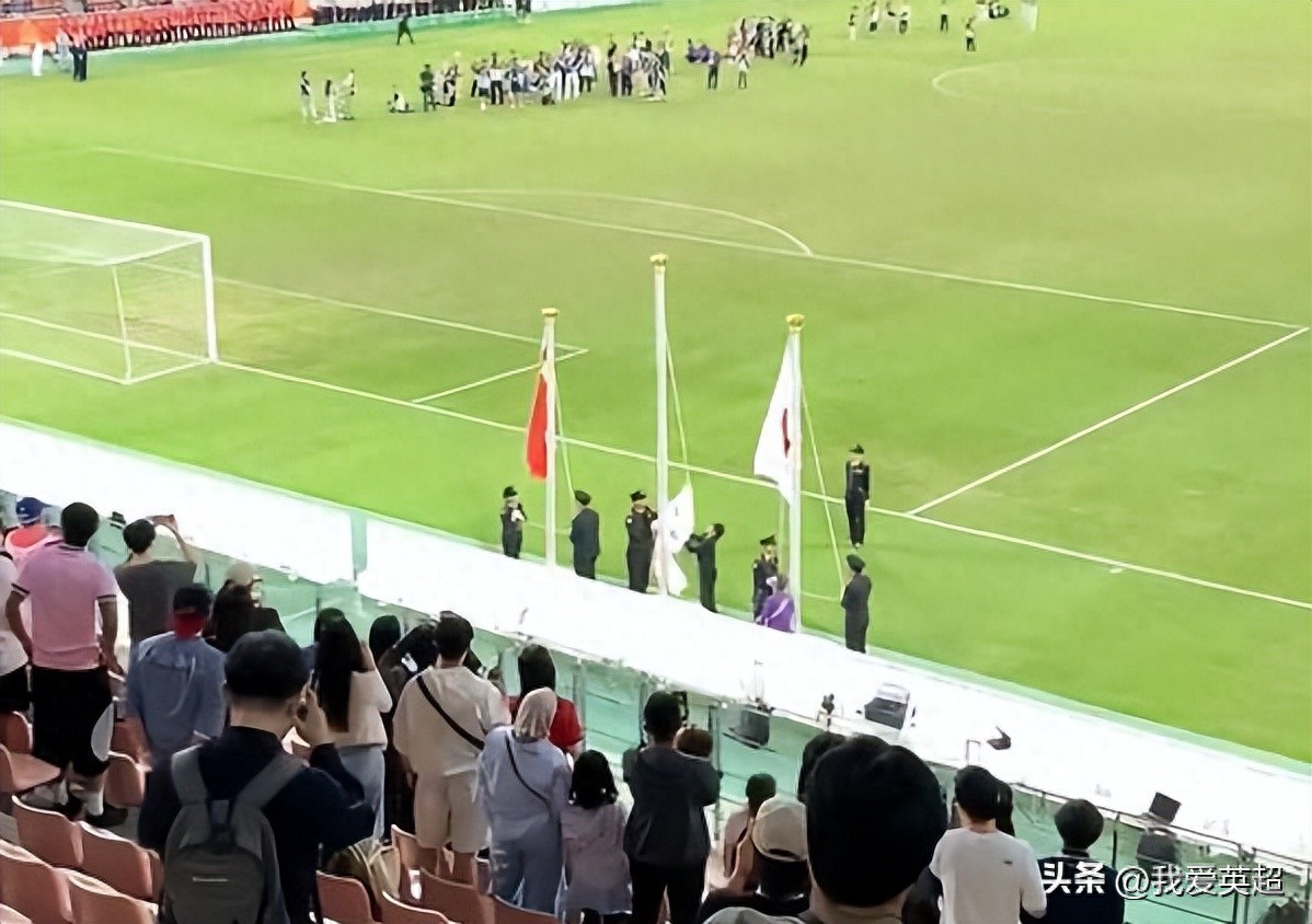 亚运会男足颁奖礼闹出乌龙！冠军韩国队的国旗被卡住未能升起，现场嘘声四起
