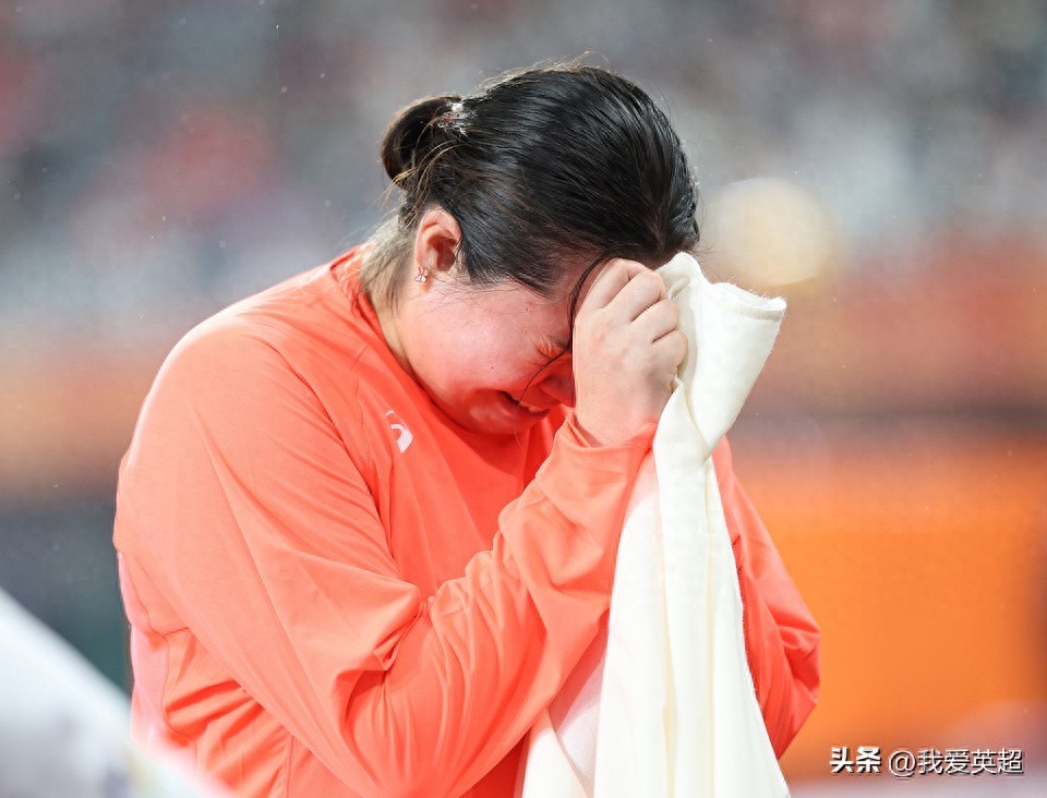 日本奥运冠军痛哭流涕！被18岁严子怡折服：太沮丧，我连赢的边都没够着