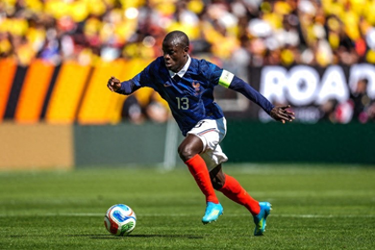 沙特淘金归来仍是少年侠气！35岁坎特担任法国队长力克劲敌 完成6次抢断