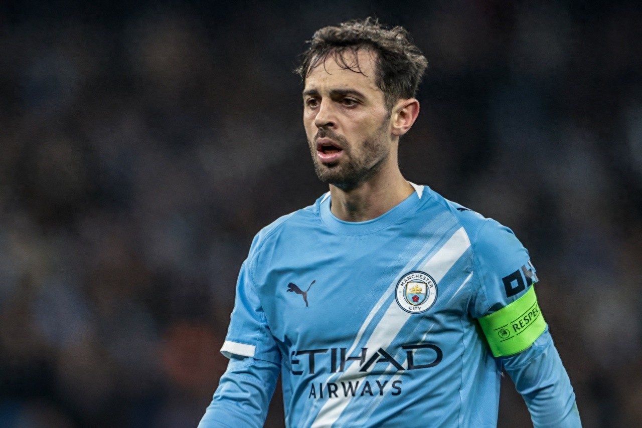 尤文图斯向曼城队长贝尔纳多·席尔瓦开出重磅报价，提供一份为期三年并附带一年续约选项的合同，年薪超过700万欧元。