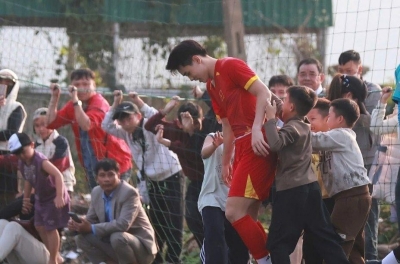 Đình Bắc以4球闪耀，捐款6000万助力困难群众