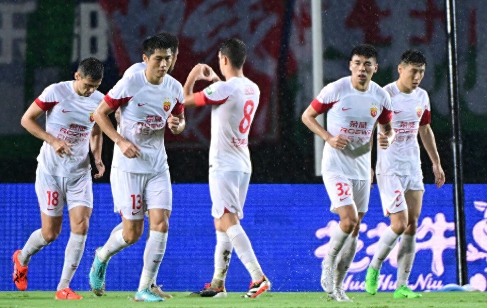 海港以1-0取胜，实现十二连胜并保持十八轮不败，领先申花五分，武磊创造点球机会，奥斯卡成功罚入