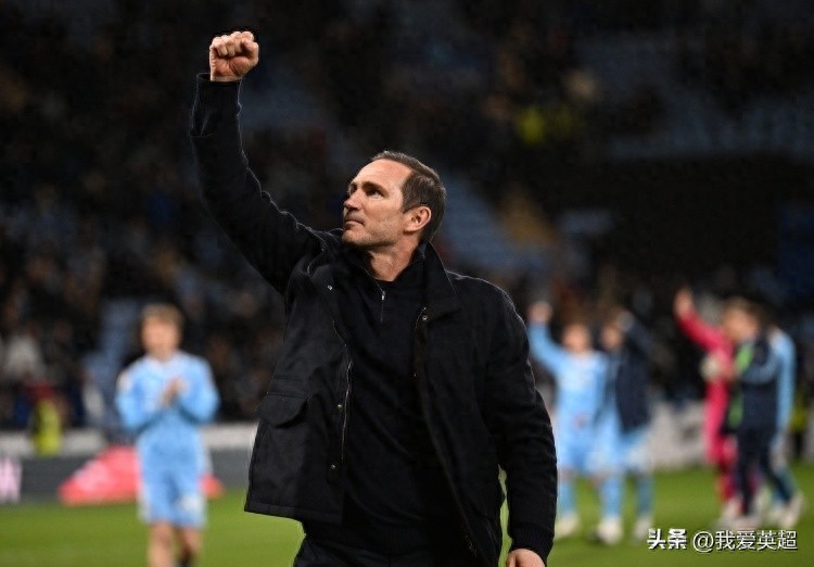 比分1-0!48岁的兰帕德连续三次振臂欢呼,带领升班马取得近25年来的首场英超胜利,并终结了四连败的颓势。