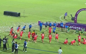 越南U17国家队以独一无二的庆祝方式夺得2026东南亚冠军杯