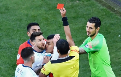 梅西在44秒后收到红牌