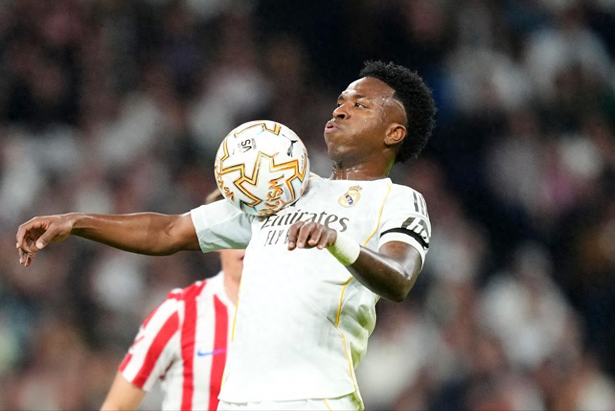 维尼修斯连续两场梅开二度，十人皇马3-2翻盘战胜马德里竞技，巴尔韦德被直接红牌罚下