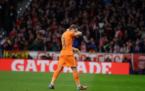 守门员在欧冠16强赛仅17分钟后因连续失误被换下