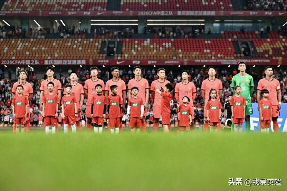中国男足对阵塔吉克斯坦首发名单出炉：邵佳一调整了5名队员，18岁小将布尼亚明进入先发，赵松源则坐在替补席上。