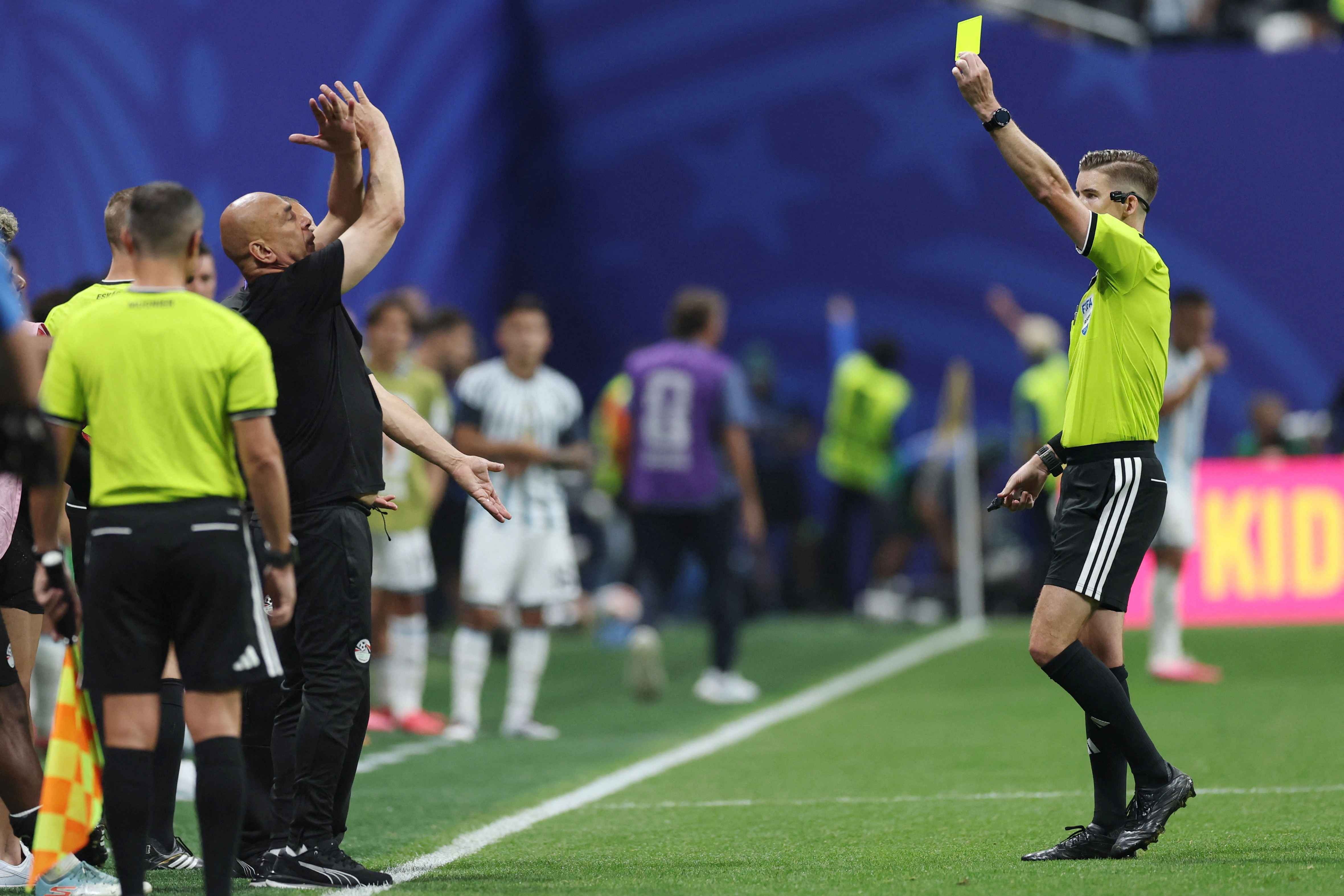 因在世界杯负于阿根廷一役中批评裁判，FIFA禁赛埃及队教练及前锋