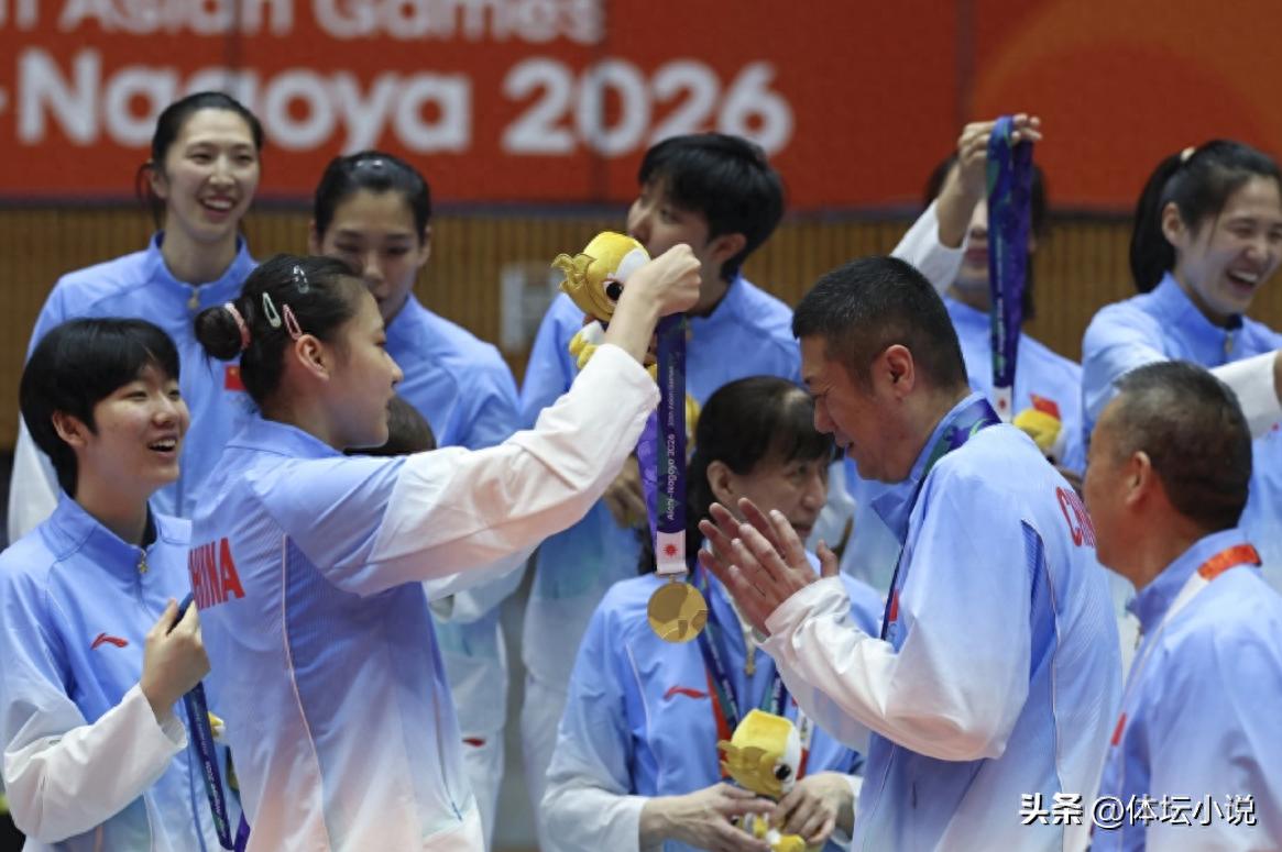 中国女排以3-0完胜日本，夺得亚运会金牌榜更新：中国队已摘32金，远超日韩。