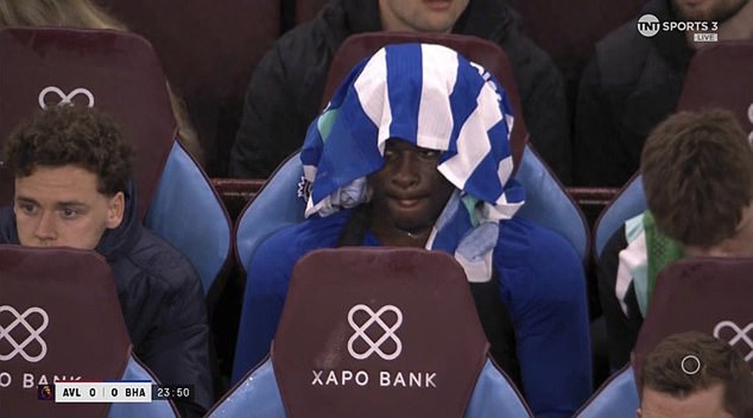 曼联夏季转会窗口的首要引援目标遭遇尴尬，出场仅22分钟便被换下！消息称曼城出价1亿英镑争抢安德森