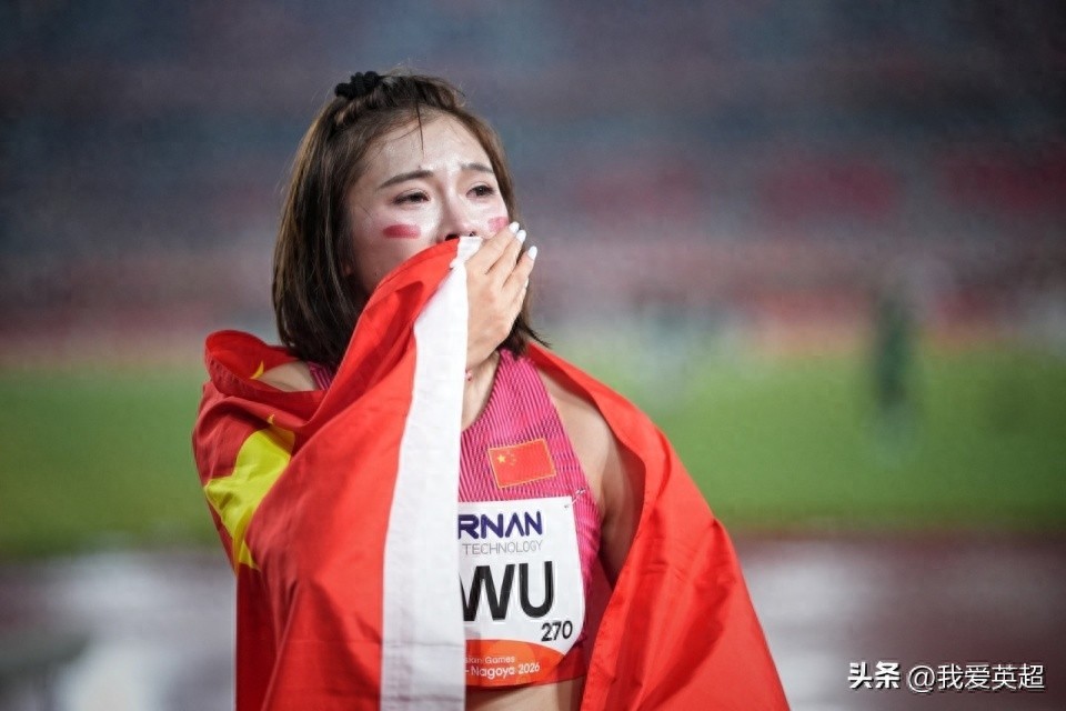 29岁的吴艳妮身披国旗激动落泪：夺得铜牌仍给自己满分评价，起跑虽慢却坚持到底