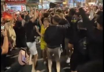 马来西亚球迷与越南球迷共同庆祝胜利的画面引发热议