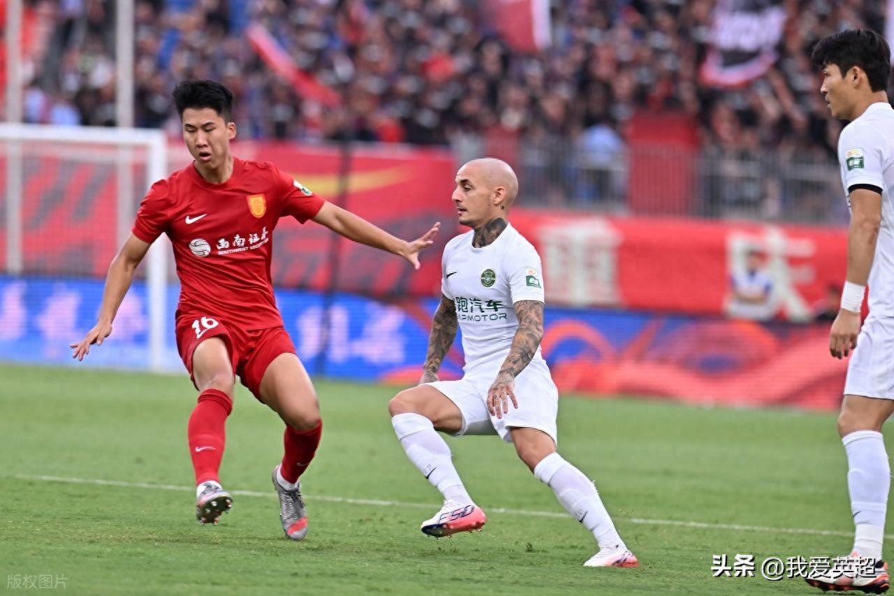 铜梁龙1-1战平浙江,中超三轮未尝胜绩,距榜首差14分,王钰栋攻入赛季第7球,迪马塔扳平比分。