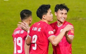 Đình Bắc完成帽子戏法，河内公安轻松战胜南定蓝安巩固榜首地位