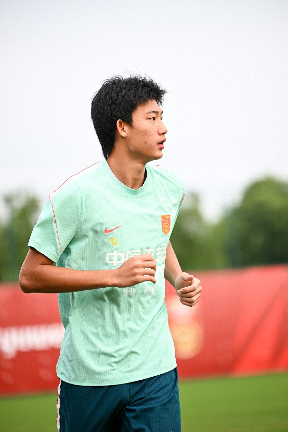 17岁高中生冲击纪录!今晚国足重庆首战马尔代夫,刮起最猛青春风暴