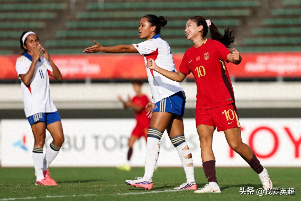 中国女足在上半场以2比0领先菲律宾:王妍雯梅开二度,还打入一记世界波!张睿送出助攻,张琳艳因伤退场