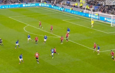 曼联球迷在战胜埃弗顿后齐声提及一位明星球员