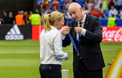 国际足联要求每支球队必须配备一名女性教练