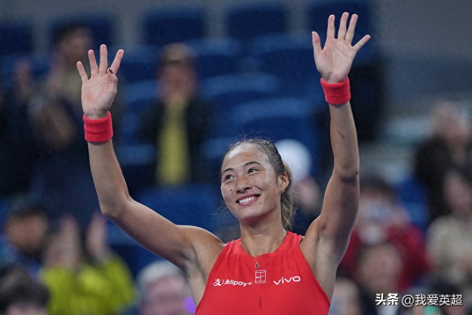 暖心!中网赛场观众齐为郑钦文庆贺生日 女王以比心致谢:还没准备好迎接24岁