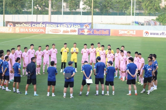 今日，黄亨正式与越南国家队汇合，备战对阵孟加拉国和马来西亚的比赛