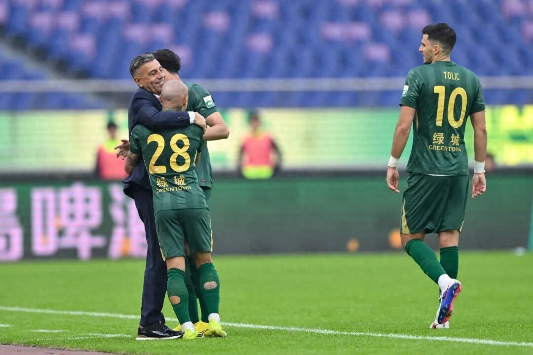 浙江队：新任主帅注入进攻活力，米特里策主导首战告捷，迎战申花方显实力考验