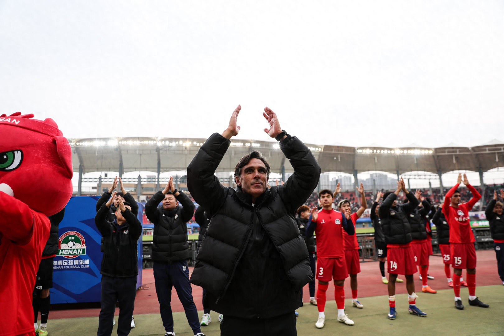 《足球》中超第二轮评选结果揭晓：拉莫斯当选最佳教练，绍尔获评最佳外援，谢文能荣膺最佳本土球员