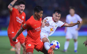 越南队后防线人员过剩。