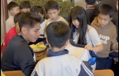 回家养伤,Hiểu Minh忙着为小粉丝签名