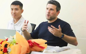 主教练杰拉德·阿尔巴莱霍与贝卡麦克斯胡志明市球员分享执教理念与目标
