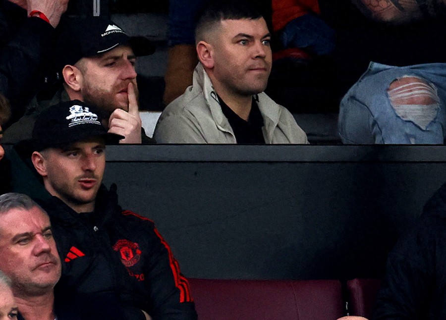 曼联正考虑以2000万英镑的价格出售芒特！频繁的伤病和25万周薪的高成本让他难以为继，换帅后沦为替补。