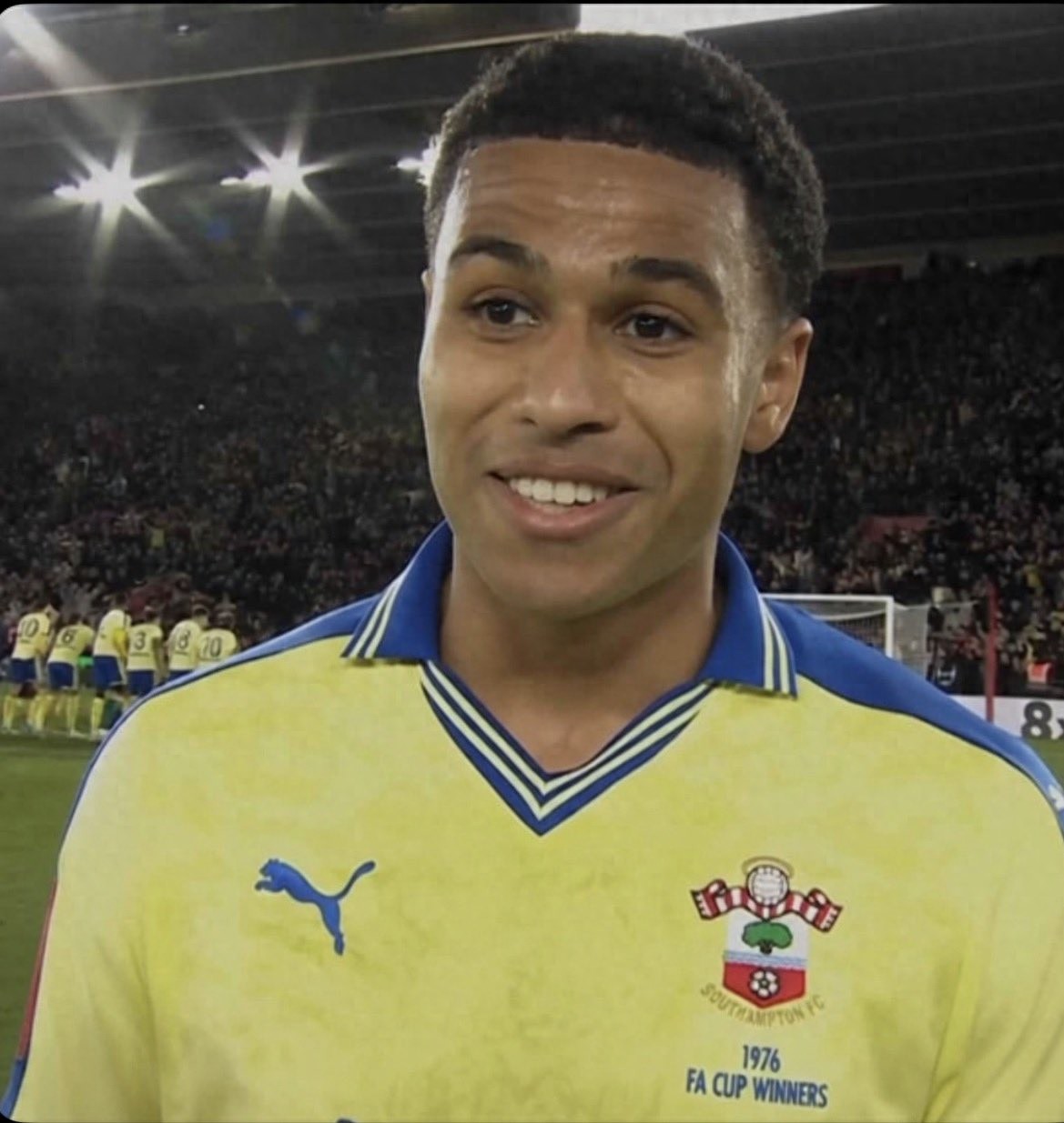 曼联正考虑以2000万英镑引进足总杯表现突出的中场球员，该球员出自曼城青训体系，并在近期对阵阿森纳的比赛中贡献关键进球。