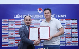 越南足球协会延长与韩籍教练李云在的合约，涉及球员阮菲利普、范文林与忠坚