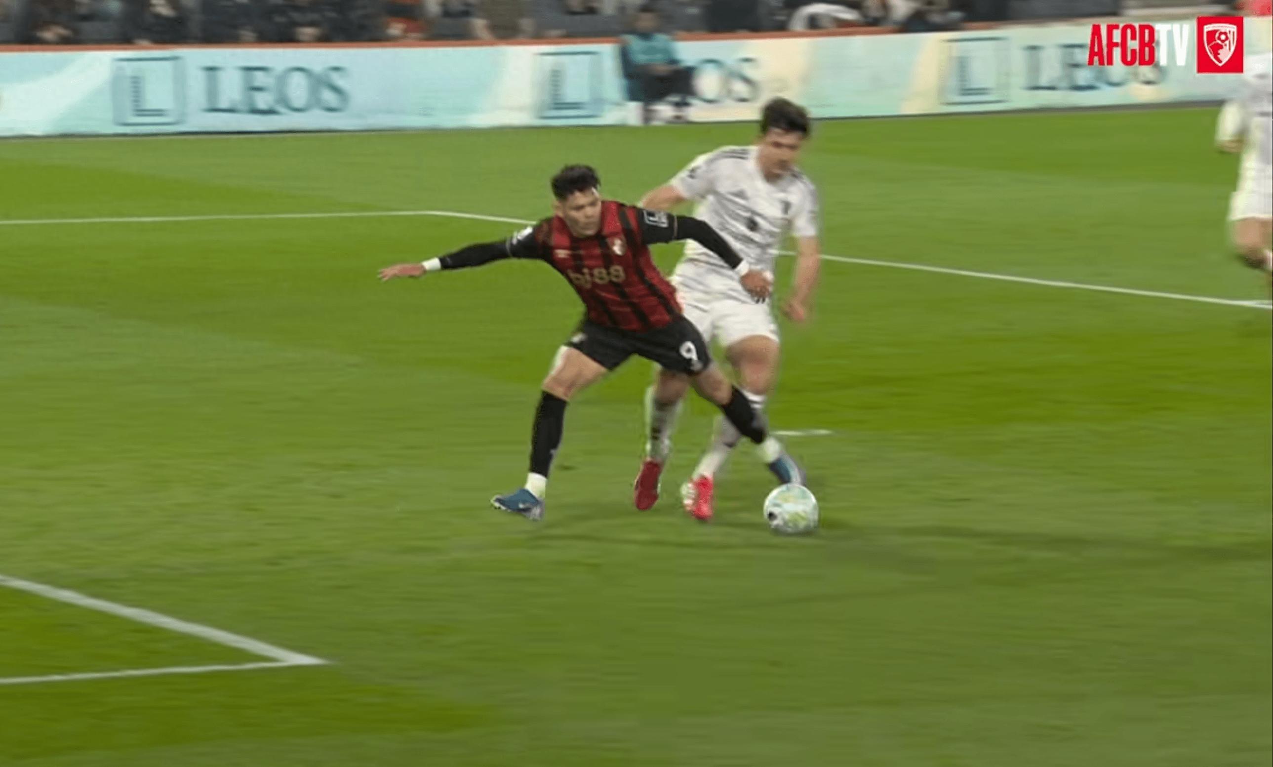 伯恩茅斯针对曼联的申诉作出回应！坚称并非依赖裁判获利，上半场马奎尔的推人动作同样未被判罚