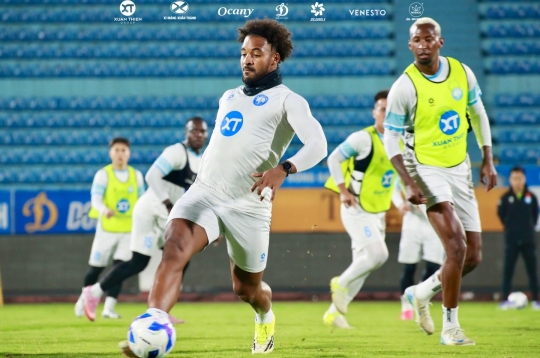 Xuân Son在V联赛关键对决前收到利是红包