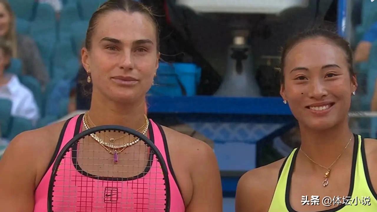 一场0比2的失利使郑钦文败于萨巴伦卡，止步八强之外，比落败更令人担忧的是这