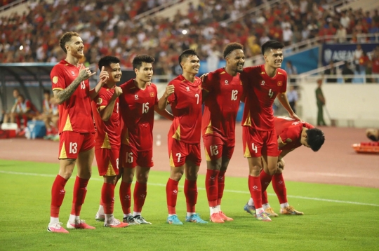 老挝球迷在FIFA东盟杯3-1获胜后齐声提及越南