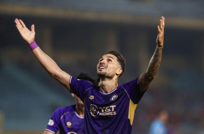 黄亨在主教练金相植观战之日光芒四射