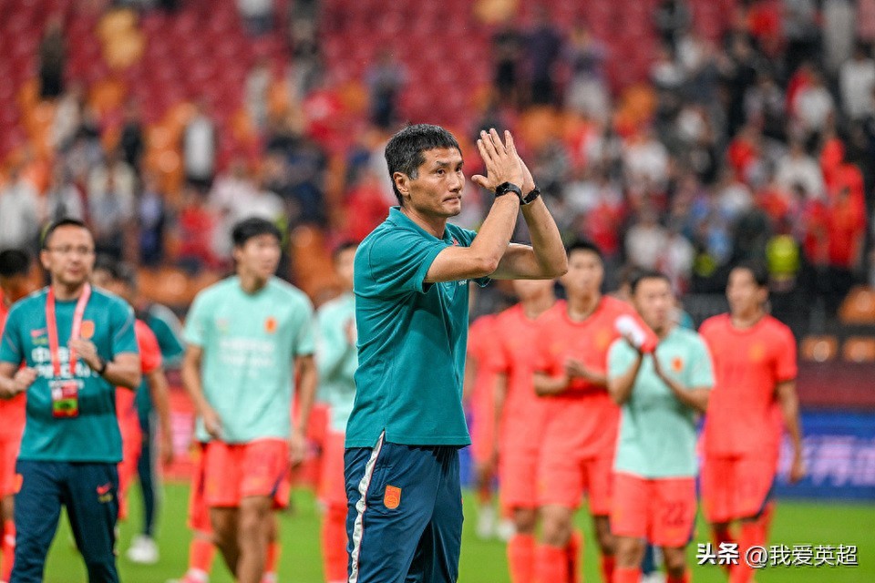 遭遇三连败并被扣除15.23分,中国男足的世界排名跌至世界第96位、亚洲第15位,创下近十年最低纪录。