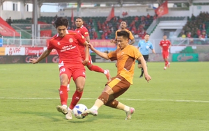 HAGL教练对守门员忠坚表现出严厉态度