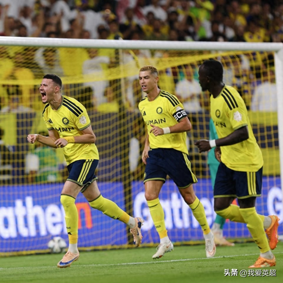 2-1！41岁的C罗头球攻入个人第979球，获得全场最高的8分，带领球队积分追平榜首。