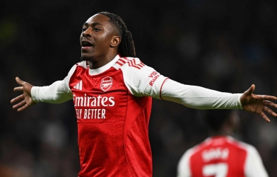 仅仅两场比赛，埃泽便与阿森纳两位传奇球星比肩